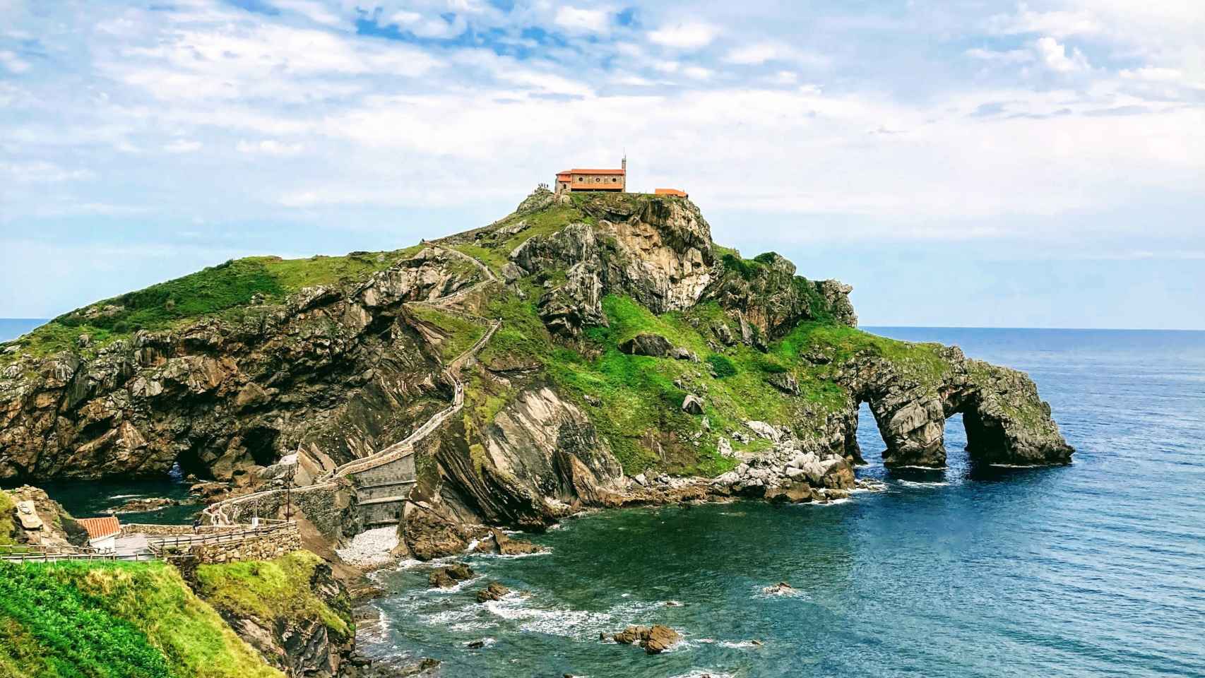 descubre el secreto de san juan de gaztelugatxe la isla de roca dragon de espana