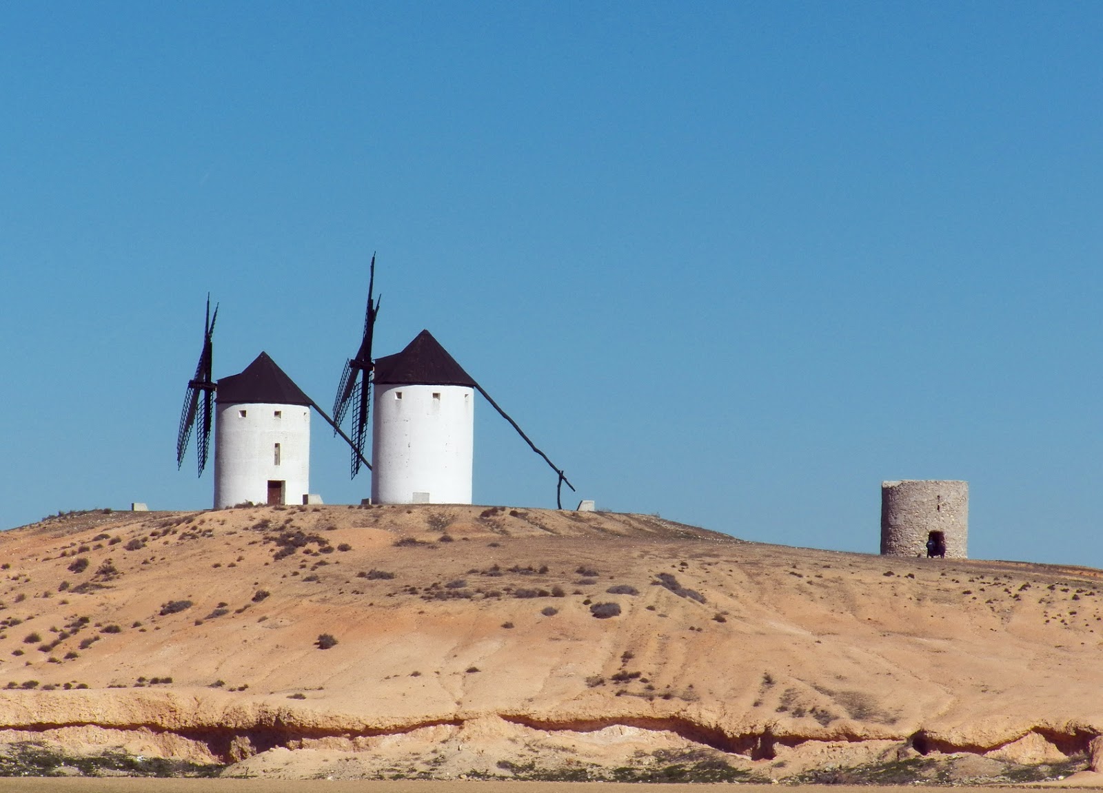 descubre la historia de la plaza mayor de tembleque y los molinos el romeral