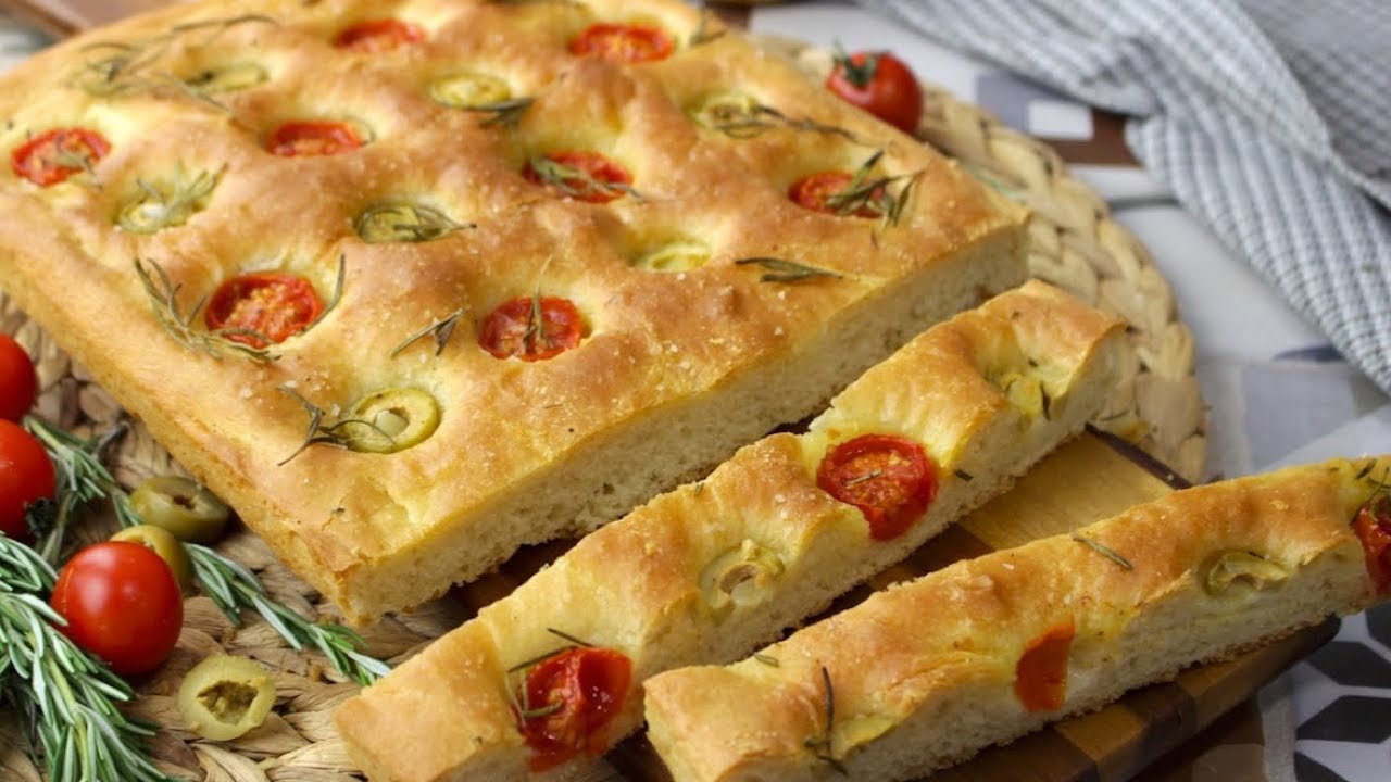 receta de focaccia casera con tomates y aceitunas delicia italiana en casa